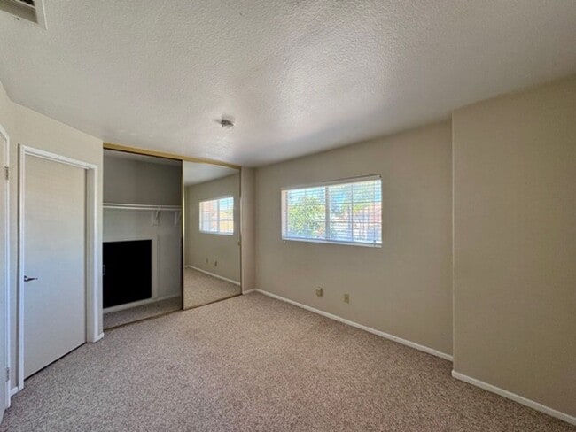 Building Photo - Spacious 4 Bedroom Home with Expansive Bac...