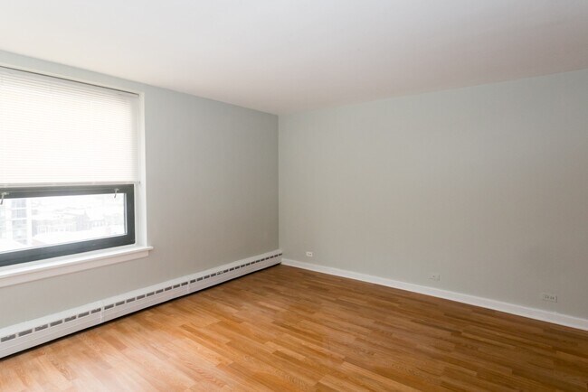 Building Photo - 448 W Wellington Ave