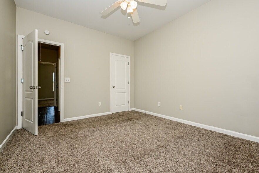 Building Photo - 292 Monarch Village Way