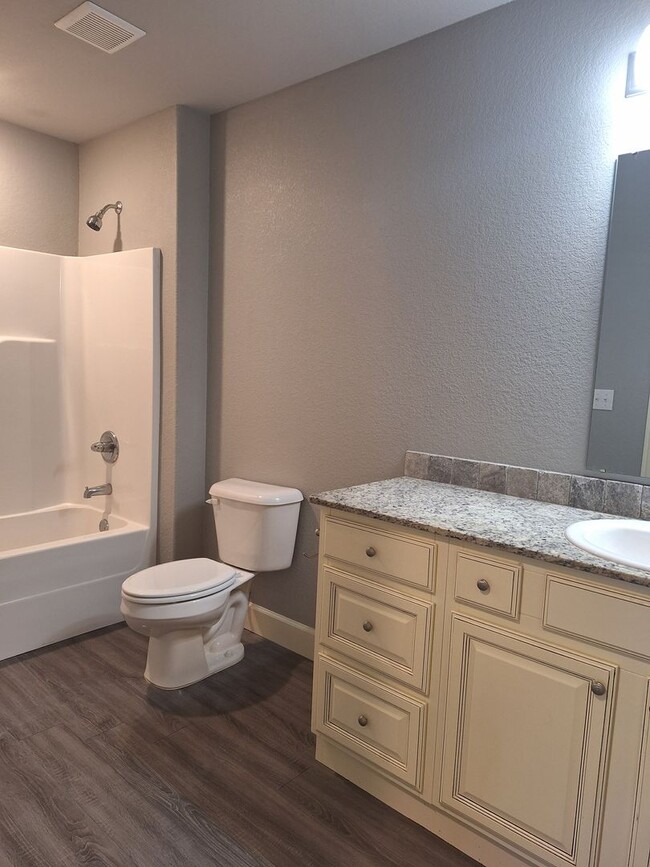 Building Photo - 3 bedroom Duplex with Move in special