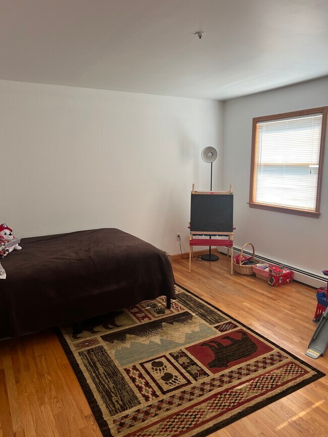 Building Photo - 33 Gainsborg Ave E