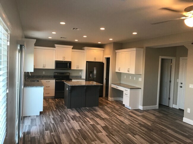 Building Photo - Very nice Townhouse in Santa Clara, with a POOL!!