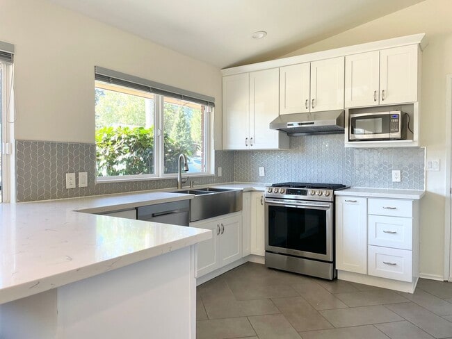 Building Photo - Beautifully Remodeled 5 Bed 2.75 Bath Home in Eastgate