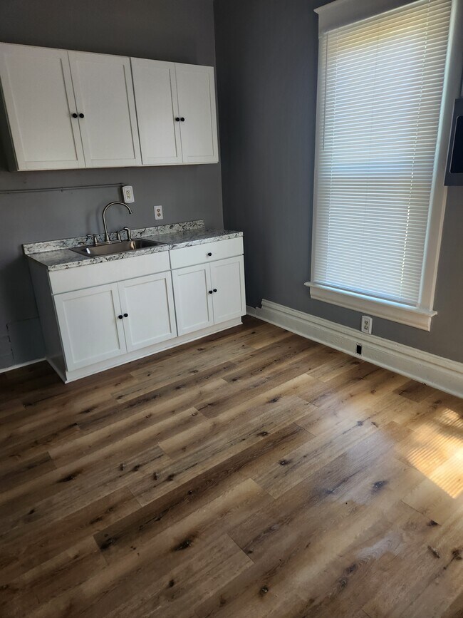 Building Photo - 400 W Allen St