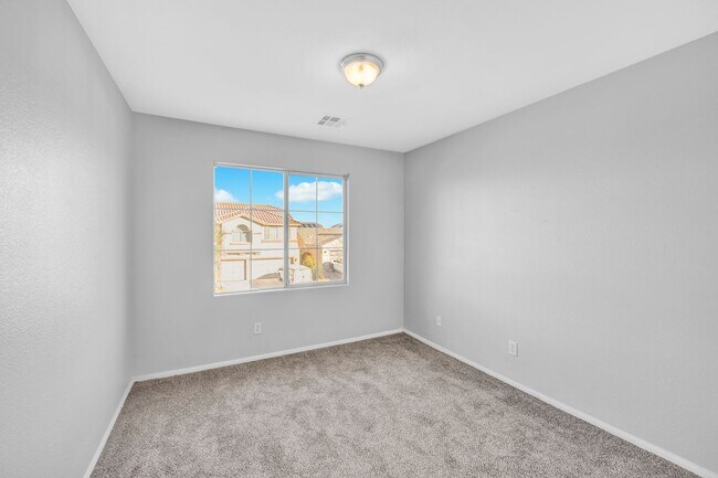 Building Photo - 5 bedroom home new carpet and paint