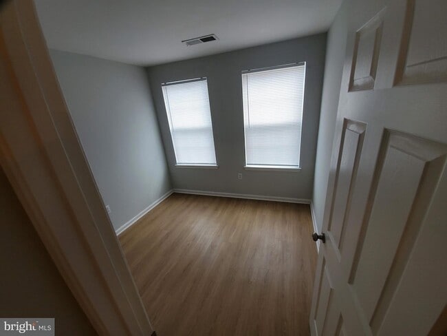 Building Photo - 3344 Vineland Pl