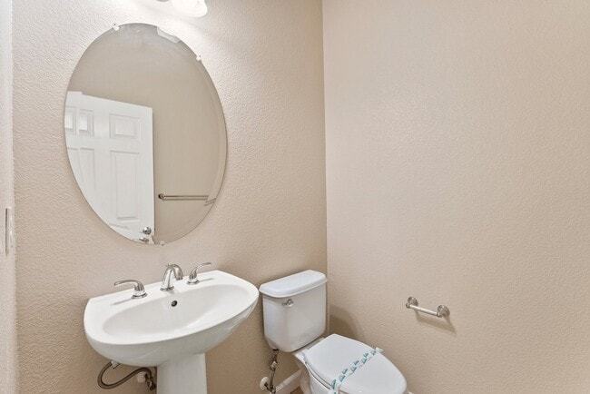 Building Photo - PARKSIDE LUXURY LIVING!