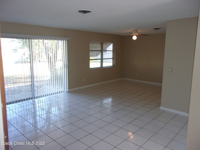 Building Photo - 2010 Ivy Dr