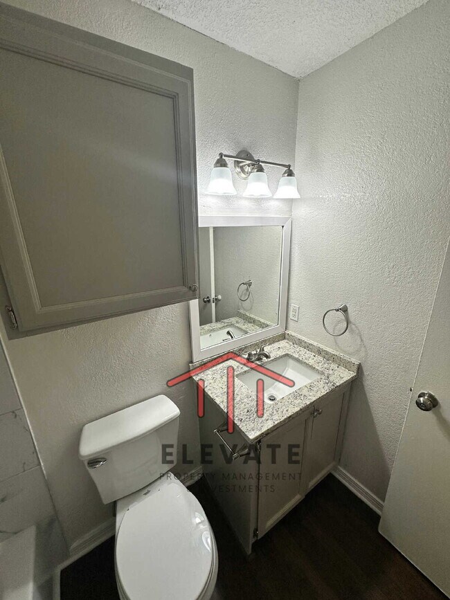 Building Photo - "Charming 3-Bedroom Townhouse Oasis with 2...