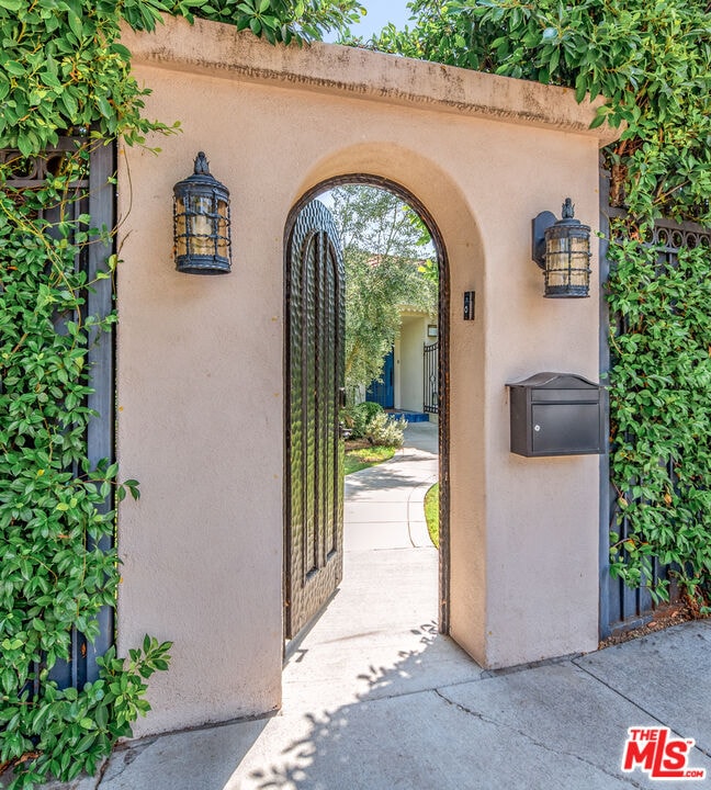 Building Photo - 3588 Griffith Park Blvd