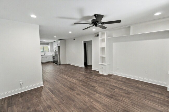 Building Photo - 2 Bedroom Condo In South Park!