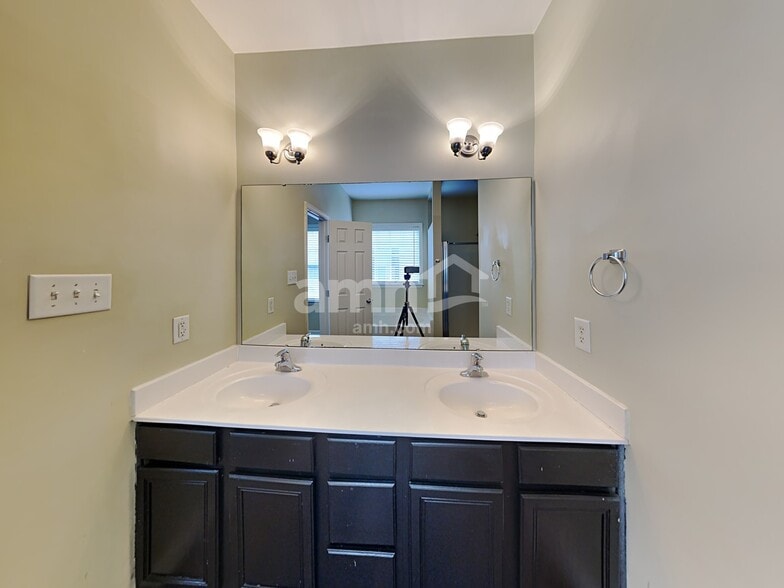 Building Photo - 3616 Willowtree Ln