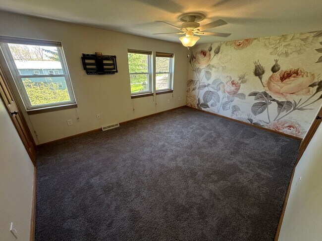Building Photo - Comfortable 2BR Townhome with Garage, Laundry, and Modern Appliances