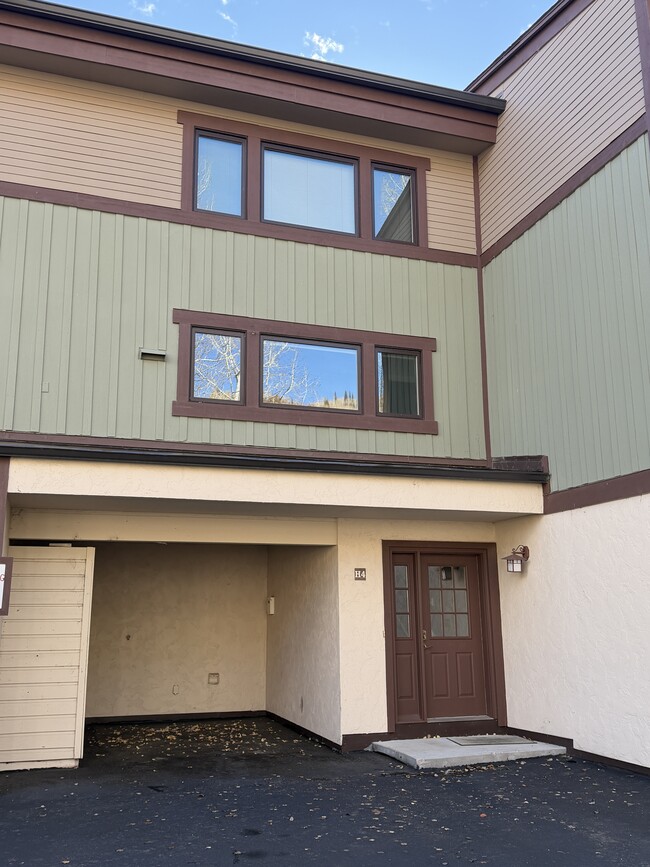 Building Photo - 2833 Kinnickinnick Rd