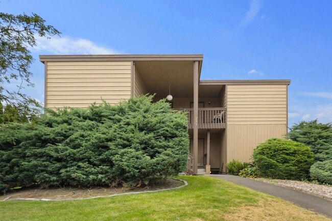 Building Photo - 211 3rd St S