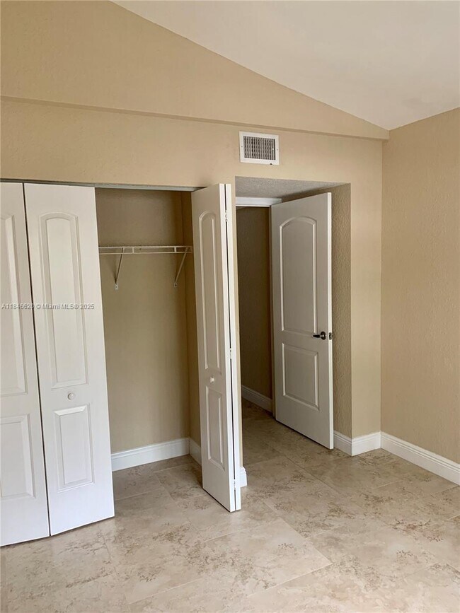 Building Photo - 2841 N Oakland Forest Dr