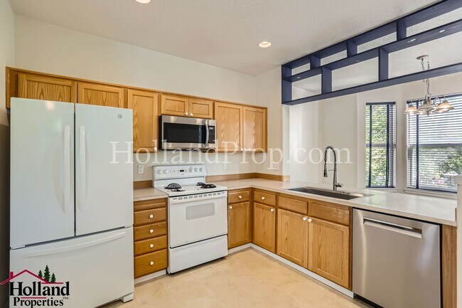 Building Photo - Beautiful End-Unit Townhome with 3 Bedrooms, 3 Full Baths & Private Outdoor Living