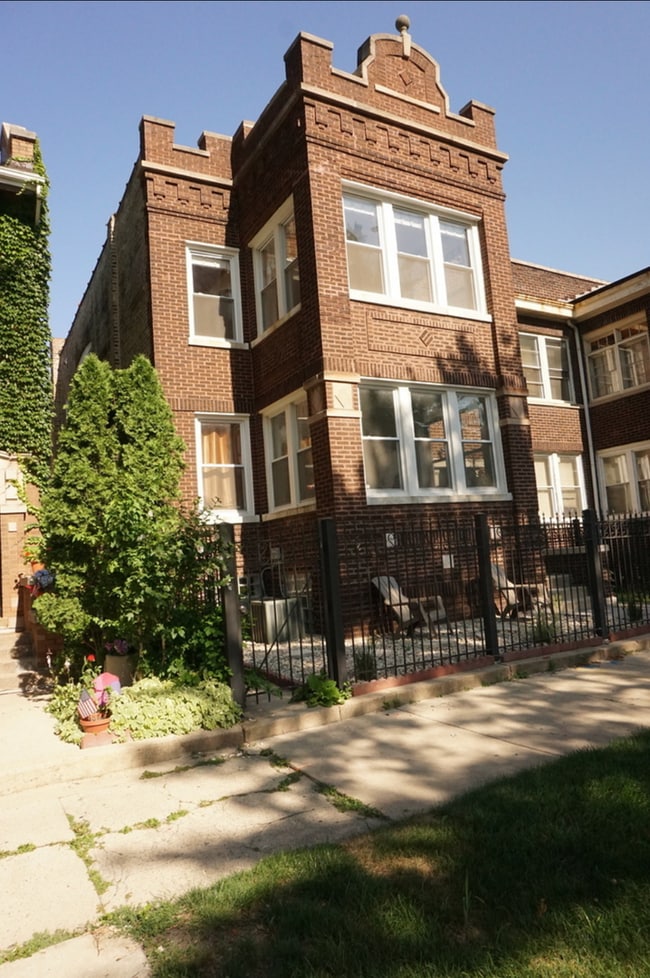 Building Photo - Renovated 2BD / 1BA with Modern Finishes - Albany Park