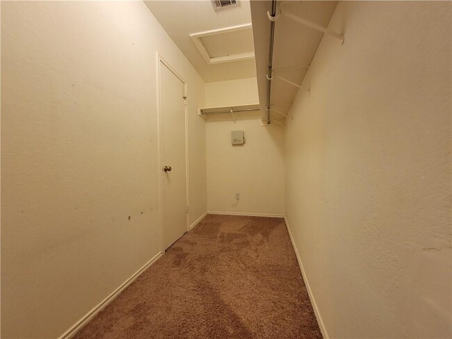 Building Photo - 1061 Canterbury Trail