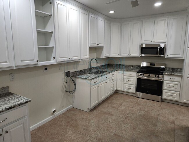 Building Photo - RARE exquisite home on acreage in the heart of West Little Rock!