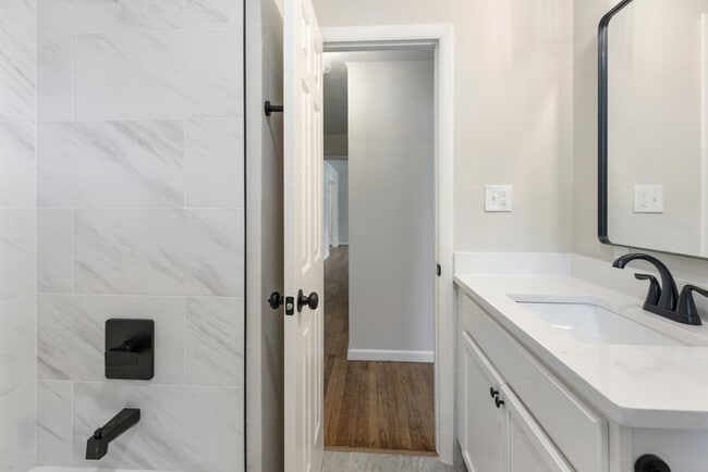 Building Photo - 730 N College St