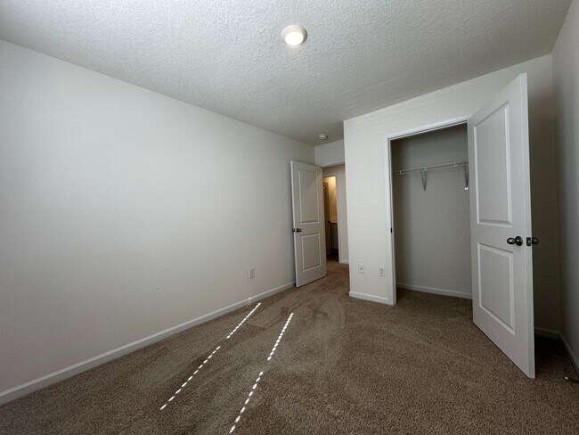 Building Photo - E. Morristown - 3 bed/2.5 bath home with g...