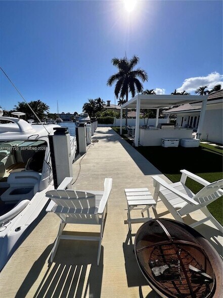 Building Photo - 5510 Bayview Dr