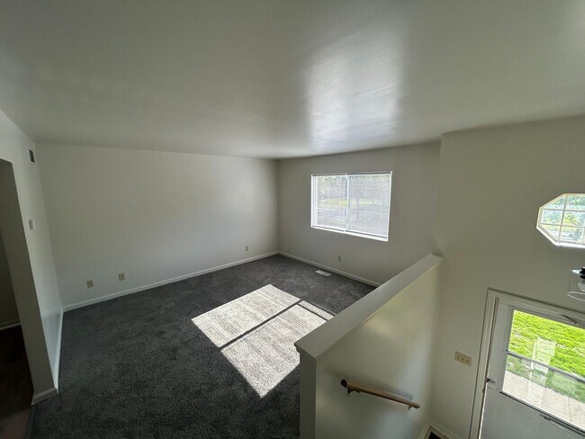 Building Photo - 2 bedroom, 1.5 bath Townhouse style apartm...
