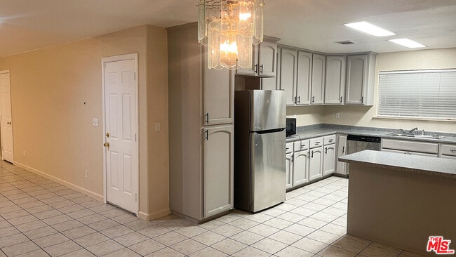 Building Photo - 114 W 13th St