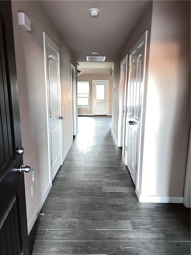 Building Photo - 431 Red Robin St