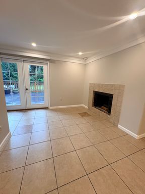 Building Photo - Newly Remodeled Beautiful and Spacious Shoreline Home