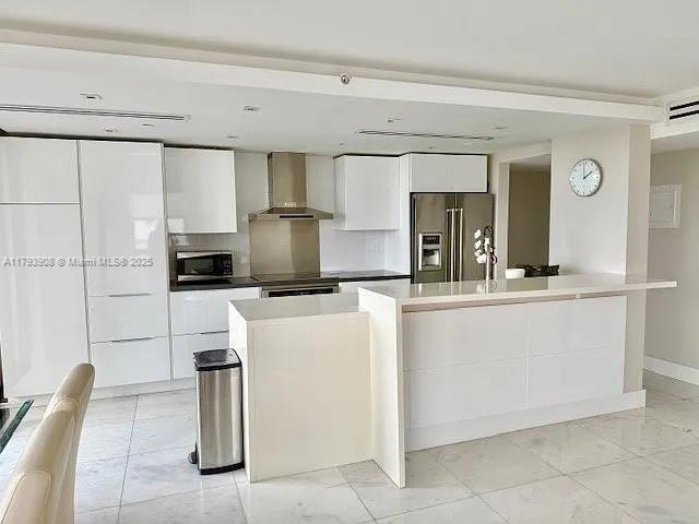 Primary Photo - 2555 Collins Ave