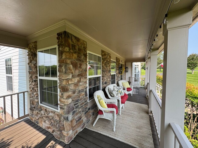 Building Photo - Fantastic 4 Bed 2.5 Bath Single Family Hom...