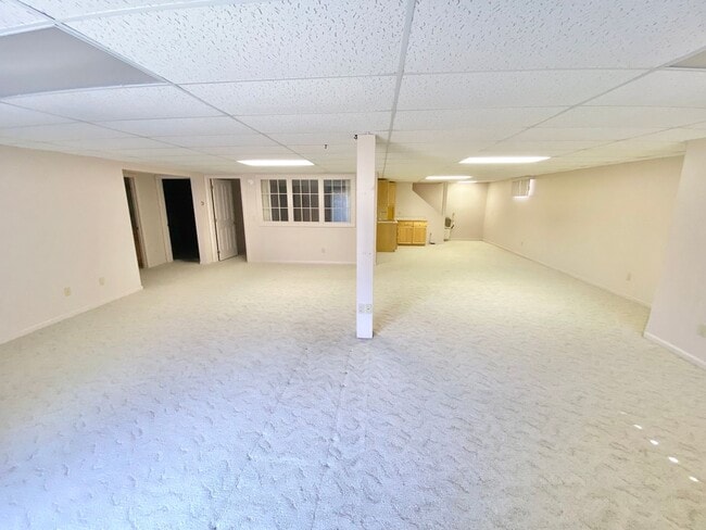 Building Photo - 3 Bedroom 2.5 Bathroom Condo in Williston