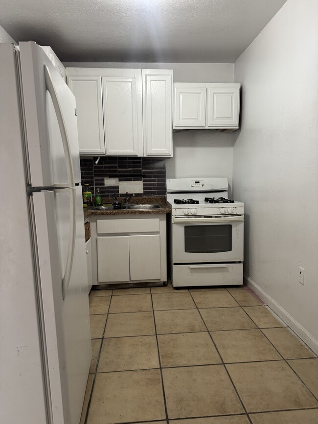Primary Photo - 1817 Eureka St