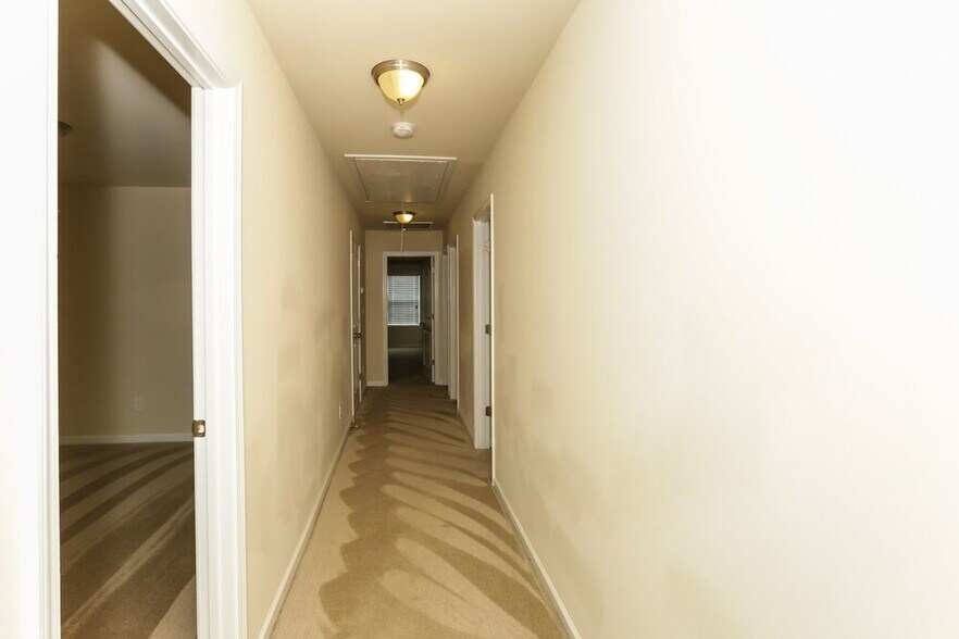 Building Photo - 434 Knothole Ln