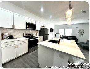 Building Photo - 829 Kayton Ave