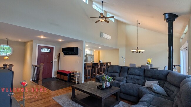 Building Photo - Huge waterfront home, fully furnished, boa...