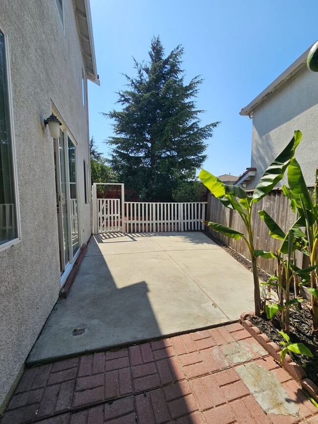 Building Photo - Spacious 4-bedroom, 2.5-bathroom house loc...