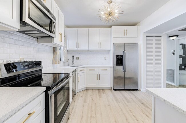 Building Photo - 770 NE 199th St