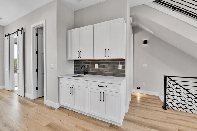 Building Photo - $3,200 - 2 Bed, 2.5 Bath Townhome in Prime...