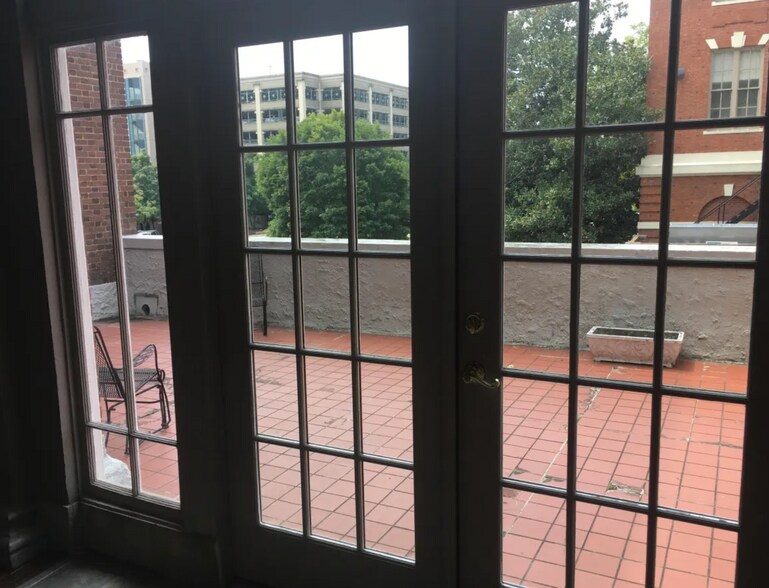 Building Photo - 247 E Washington St