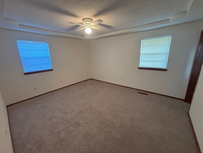 Building Photo - Beautiful 3 Bed 2 Bath Home in Yukon