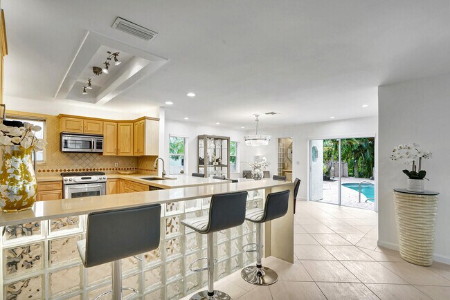 Building Photo - 290 Fern Dr