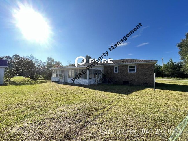 Building Photo - Endearing Ranch Style Home with Sunroom !!