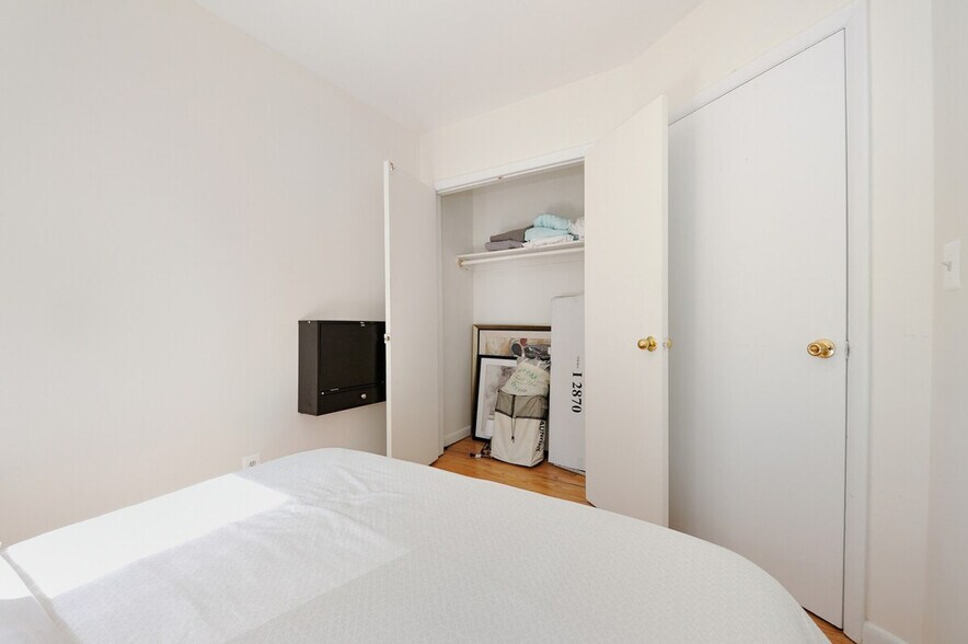 Building Photo - 356 W 37th St