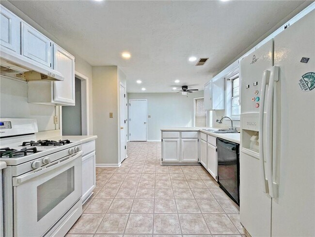 Building Photo - 11250 Ridge Hill Dr