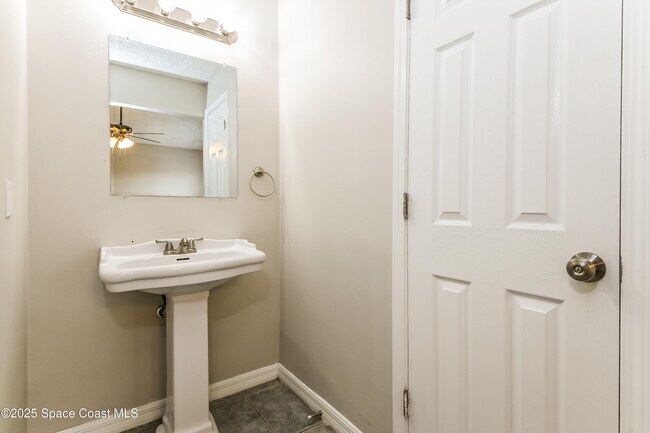 Building Photo - 5649 Beaverbrook St