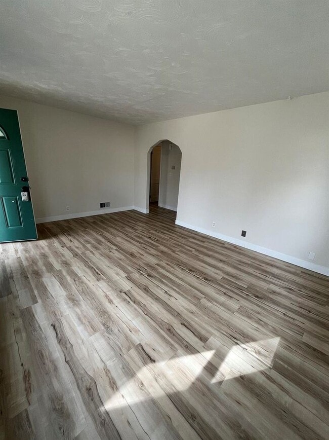 Building Photo - Spacious Two Bedroom!