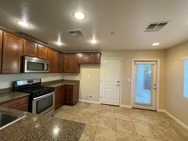 Building Photo - Beautifully Updated 3BD/2.5BA Townhouse in Citrus Heights!